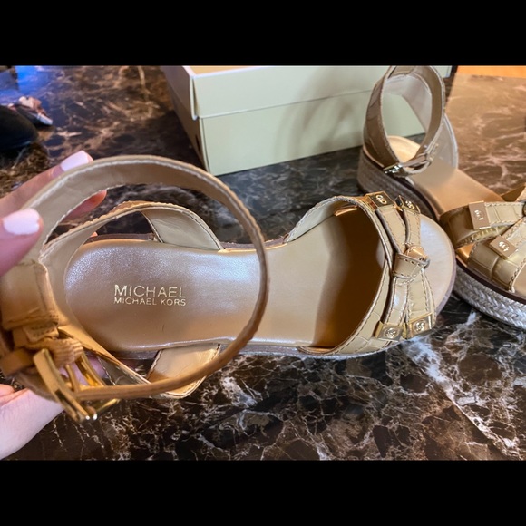 Michael Kors sandals 6.5 - Picture 3 of 4